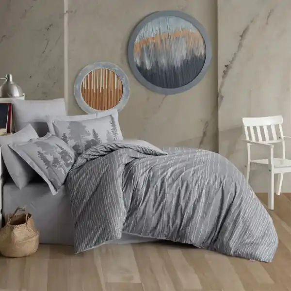Set lenjerie de pat bumbac poplin 100% Tully | Hobby Home | Gri | Imprimeu peisaj forestier | 4 piese | 2 persoane Lichidare de stoc